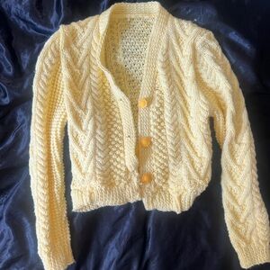 Cute knit sweater w sunflower buttons